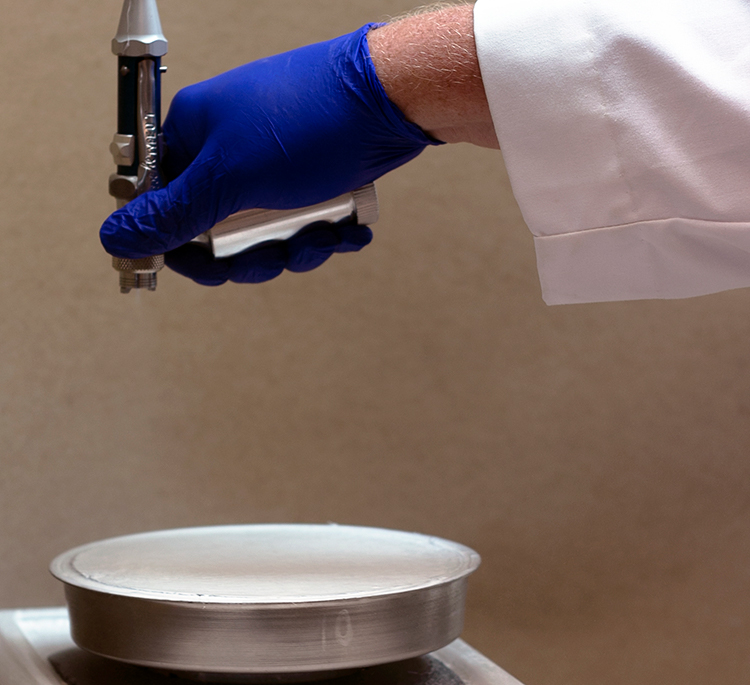  انجام آزمایش‌های کنترل کیفی شیمیایی و فیزیکی ترکیبات کیورینگ بتن — روش‌ها، مزایا و استانداردها